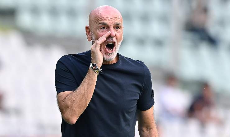Stefano Pioli che dà indicazioni alla squadra