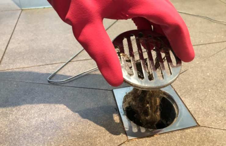 Scarico della doccia aperto