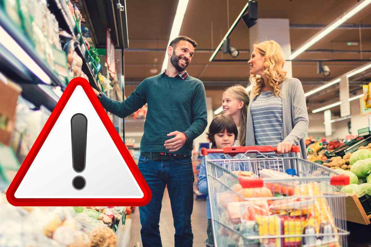 famiglia al supermercato con segnale di pericolo