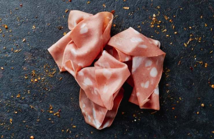Mortadella con pistacchi sul vassoio