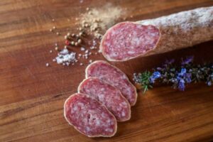 salame su un tagliere a fette