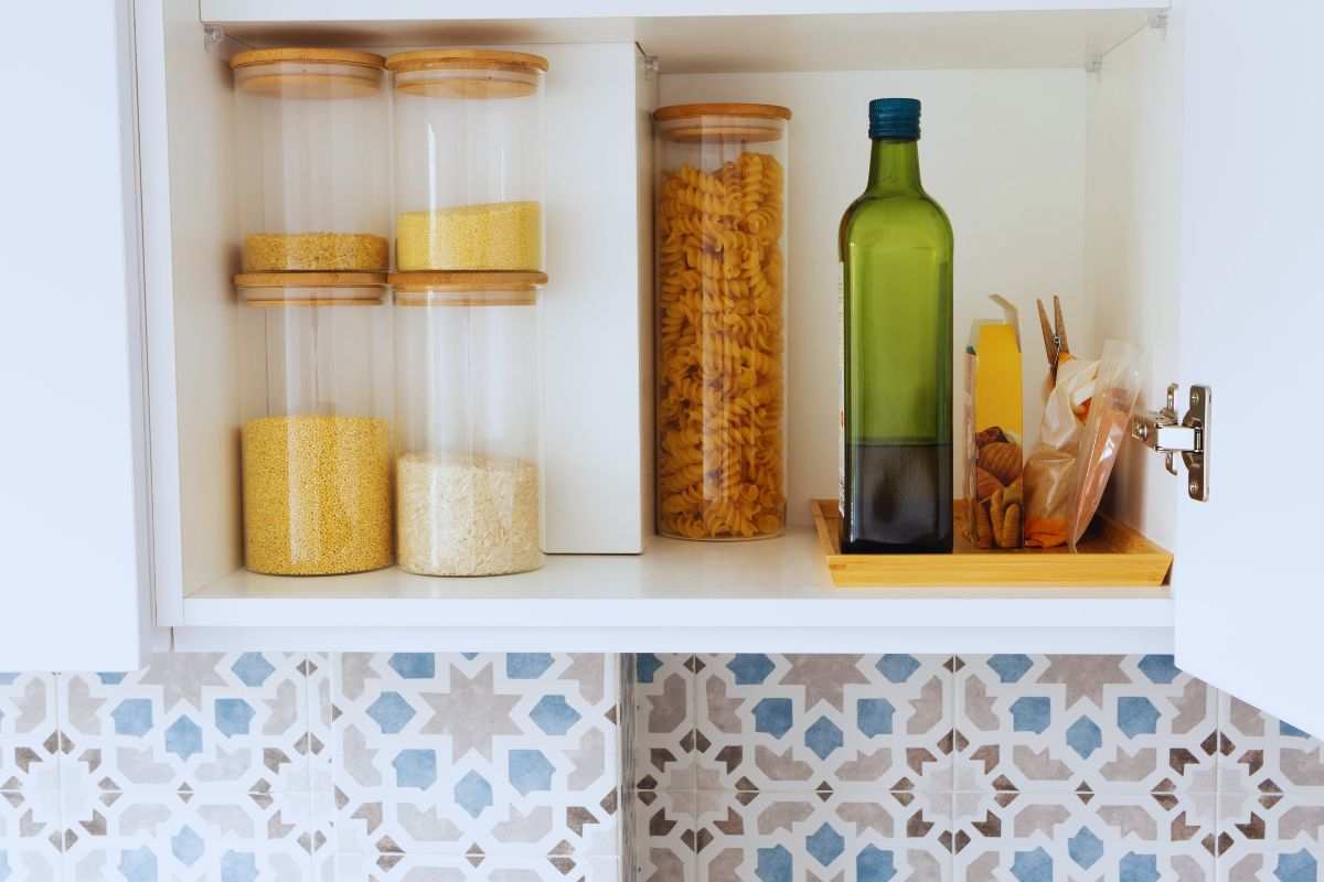 Dispensa riempita con pasta olio e spezie