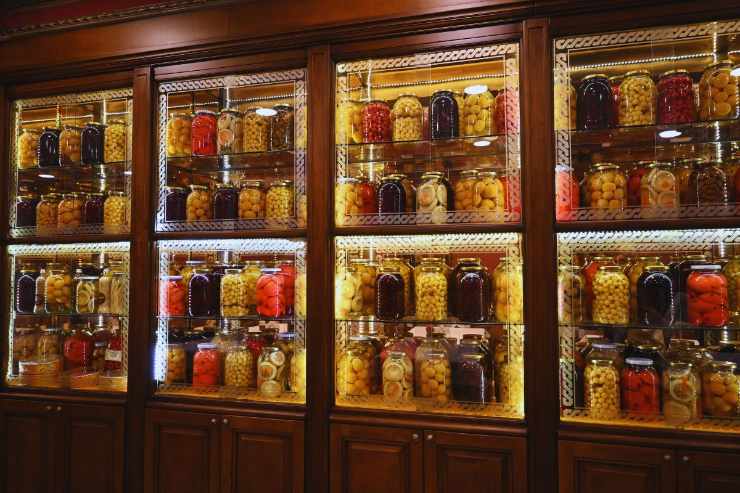 Vetrinetta riempita di conserve sott'olio