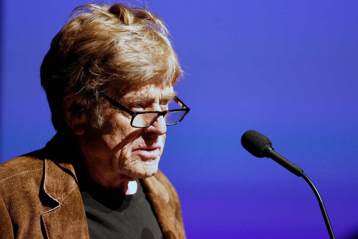 Redford che parla dal palco del Sundance