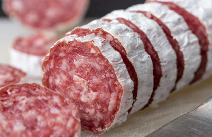 salame affettato in fette spesse
