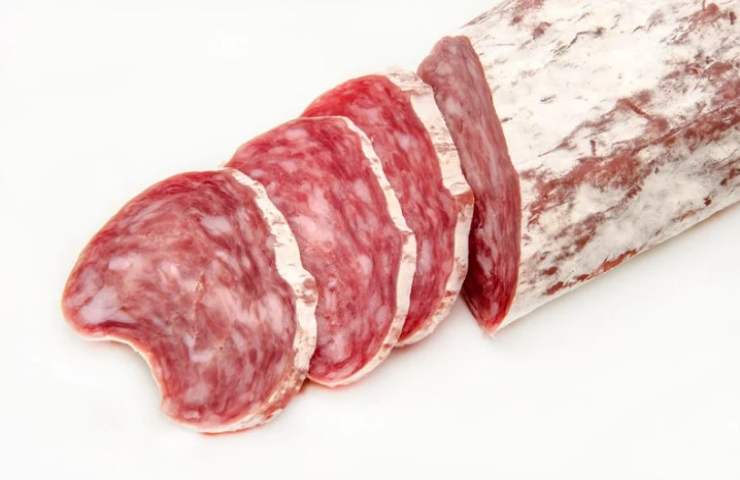 Salame tagliato a fette 