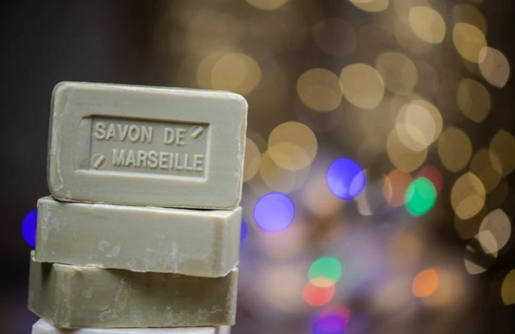 Sapone di Marsiglia tra le luci 