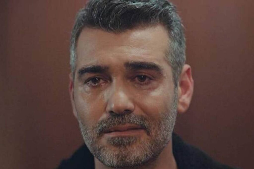 Sarp in lacrime in una scena de La forza di una donna