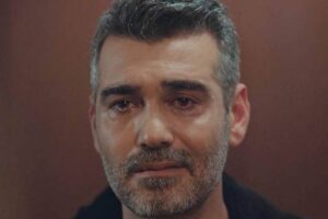 Sarp in lacrime in una scena de La forza di una donna