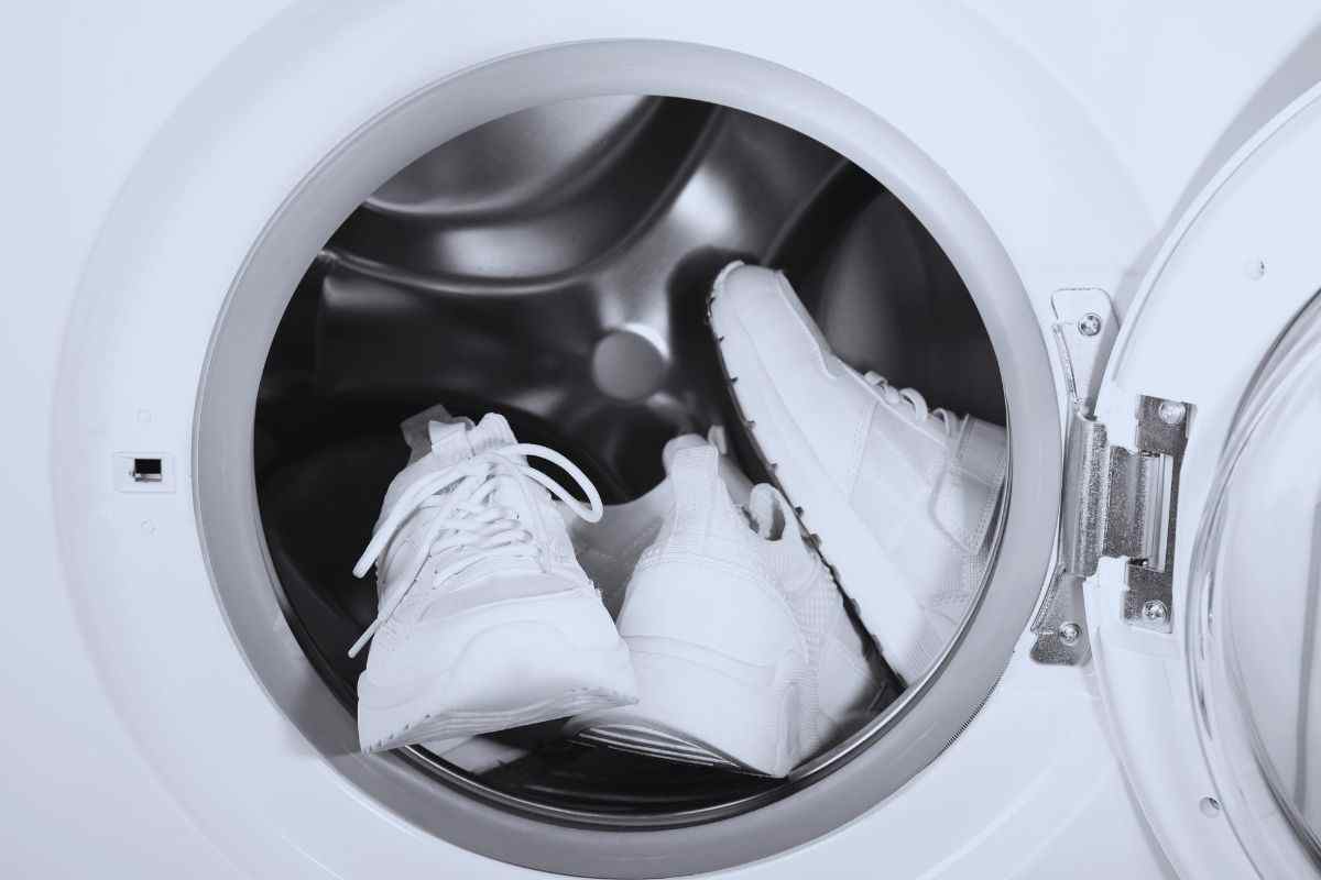 Scarpe dentro oblò lavatrice