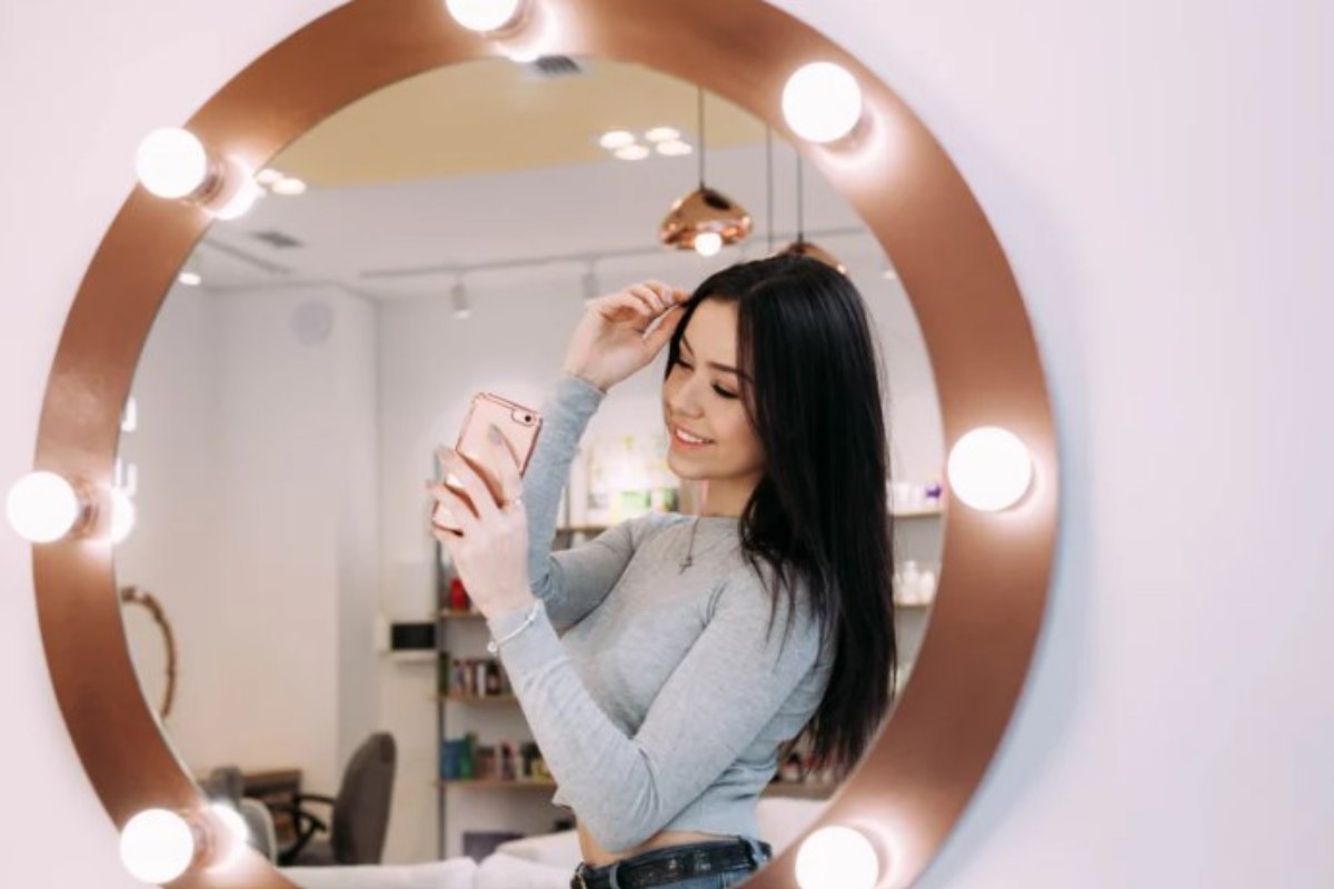 Donna fa un selfie davanti allo specchio 