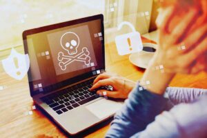 Simbolo morte su schermo laptop e donna preoccupata