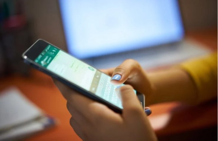 Persona risponde ad un sondaggio su WhatsApp,