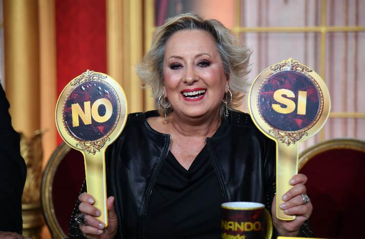 Carolyn Smith mostra le palette della giuria di Ballando