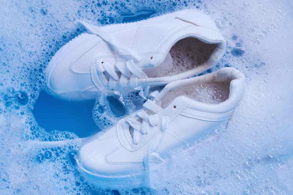 Scarpe immerse in acqua e sapone