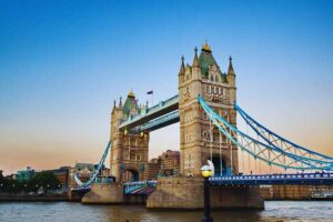 Tower Bridge di giorno