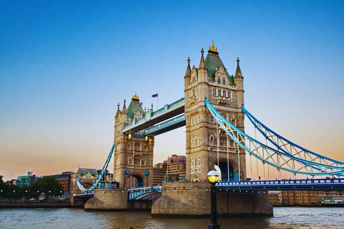 Tower Bridge di giorno