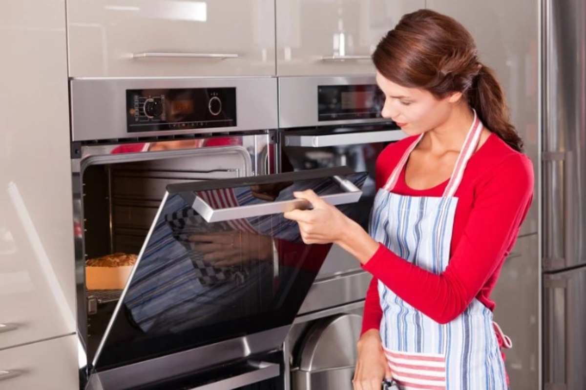 Donna apre il forno 