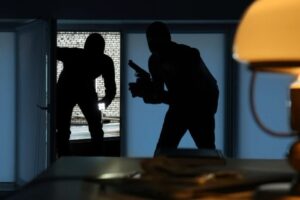 Ladri entrano di soppiatto in una abitazione
