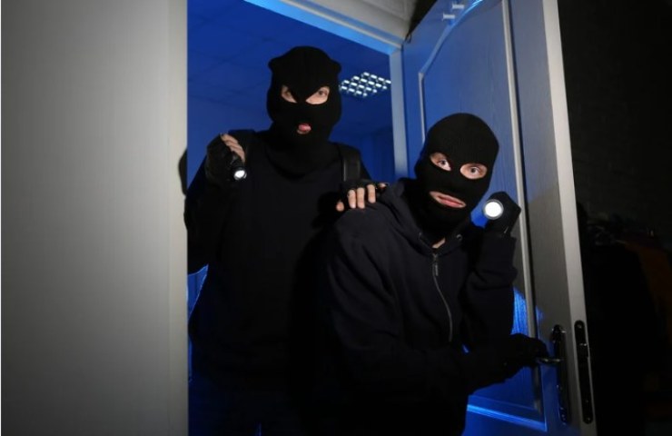 Ladri entrano in casa con le torce