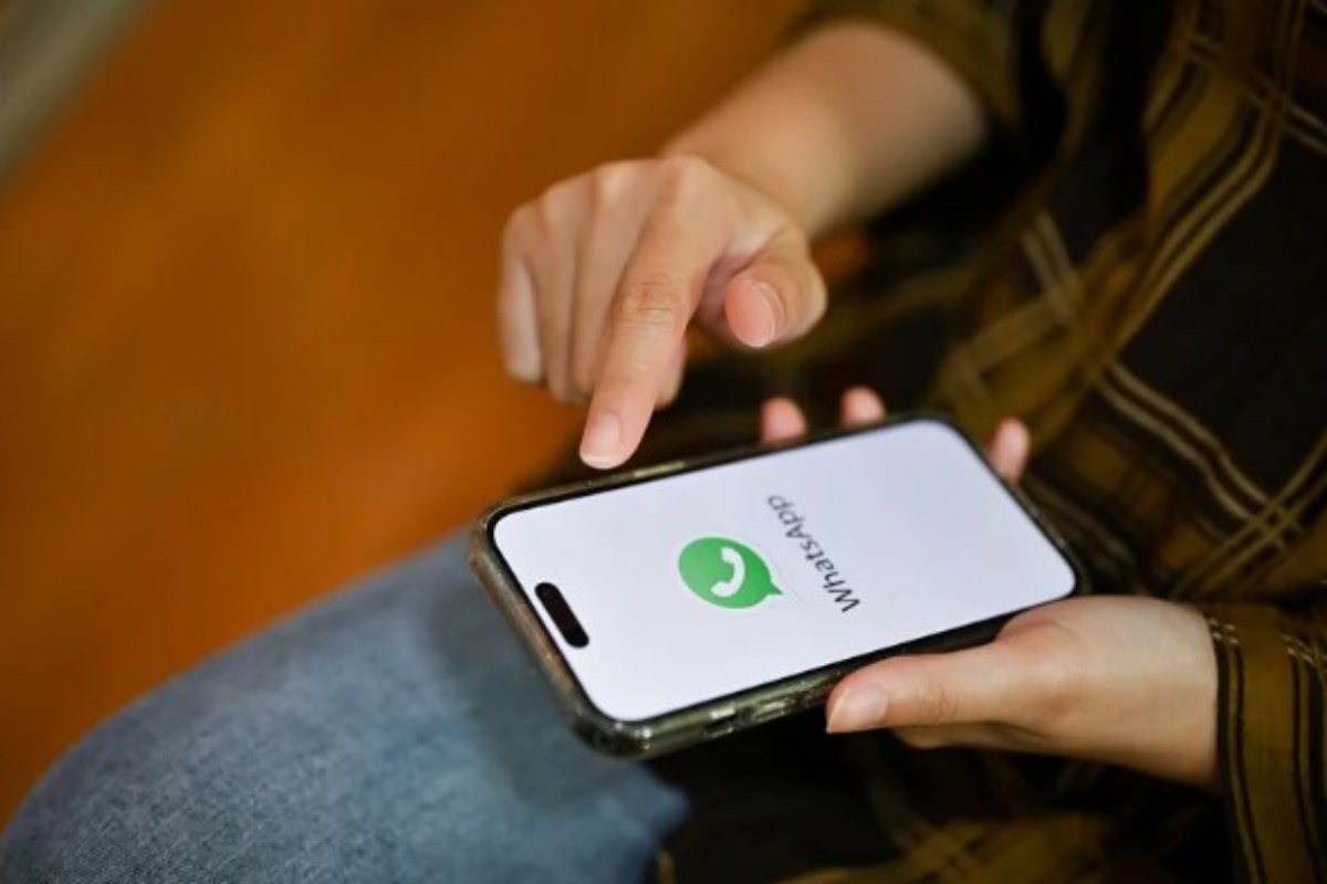 persona fà l'accesso sul telefono a WhatsApp, 