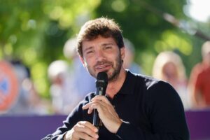 Stefano De Martino durante un'intervista