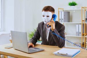 Uomo mascherato al telefono