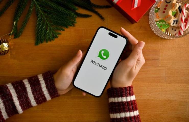 persona appoggiata al tavolo apre Whatsapp