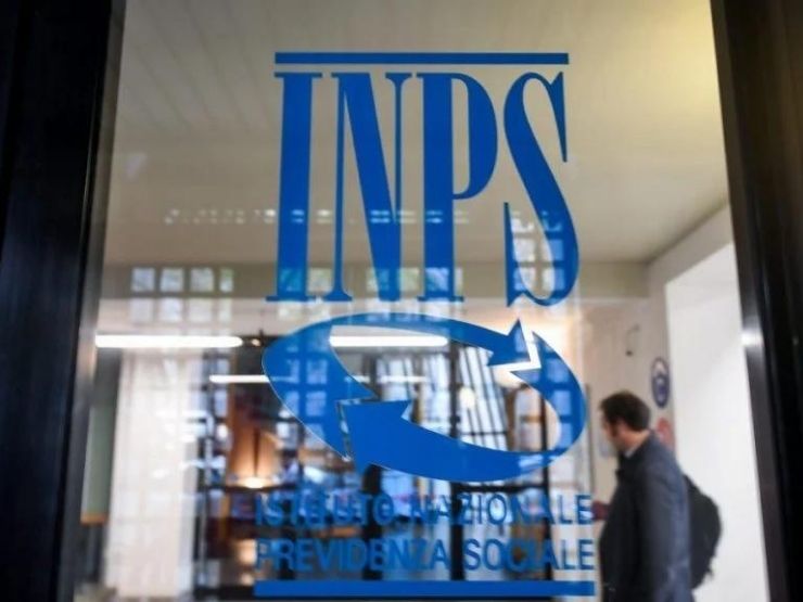 ufficio inps, scritta inps su vetrata