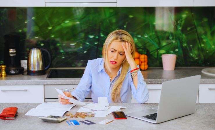 ragazza disperata al computer