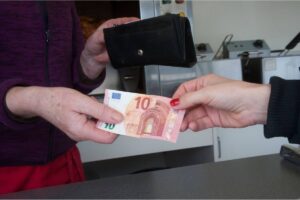 Pagare con banconota 10 euro