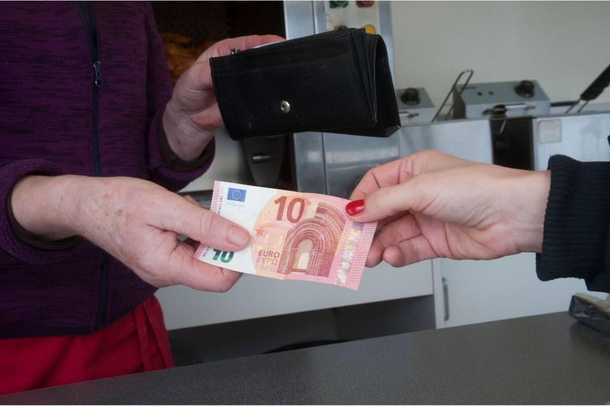 Pagare con banconota 10 euro