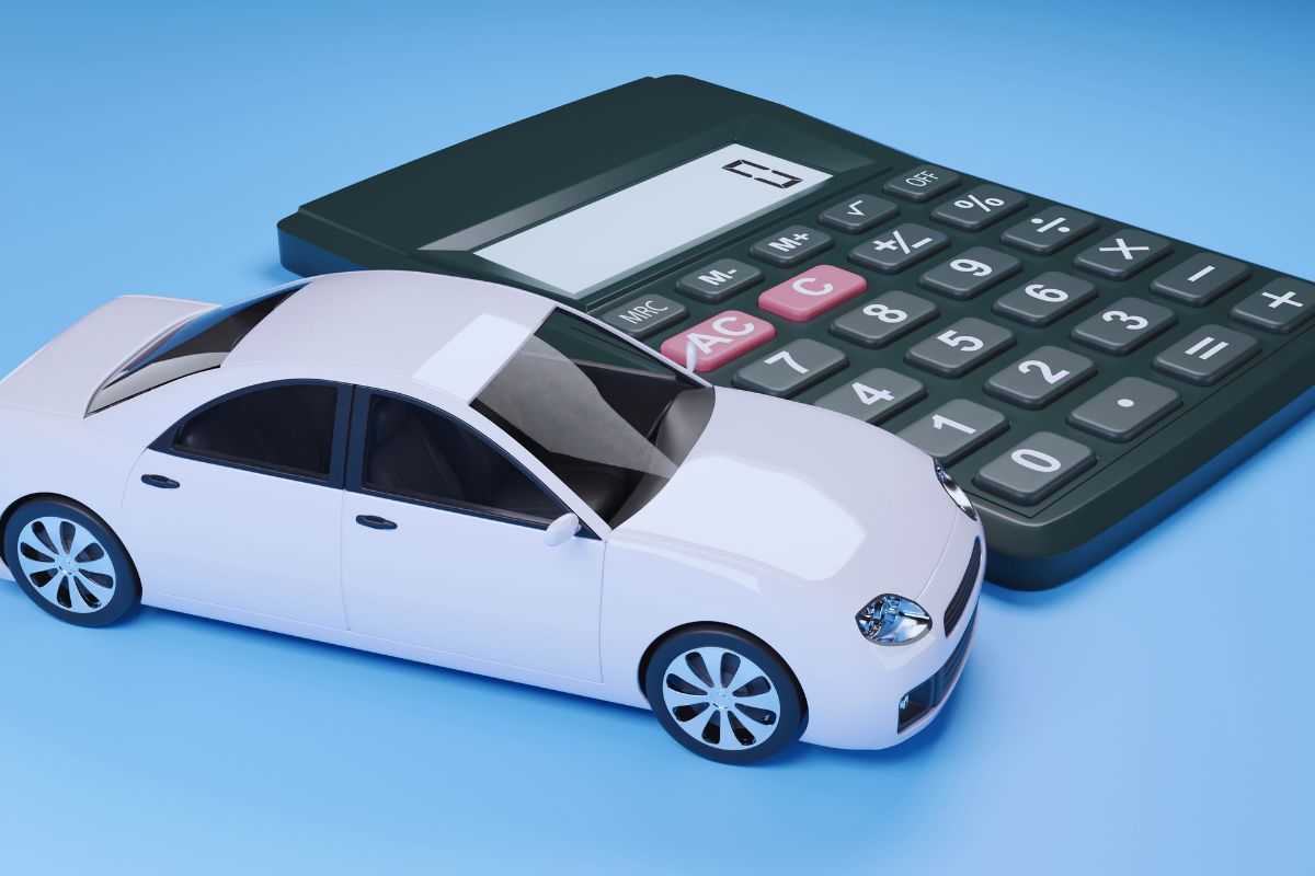 modellino automobile e calcolatrice