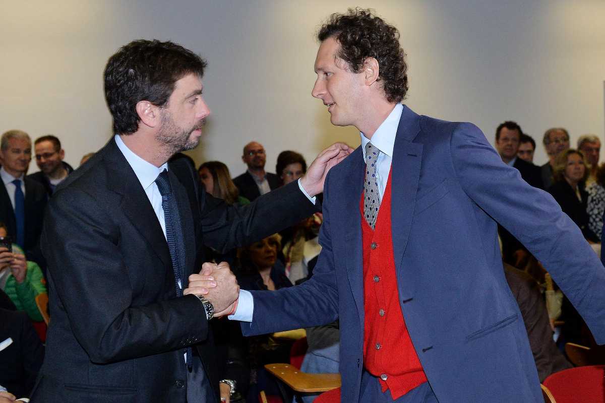 andrea agnelli e john elkann che si stringono la mano