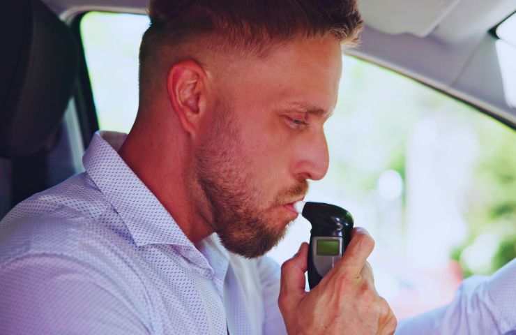 ragazzo fa alcoltest