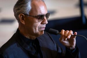 andrea bocelli al microfono