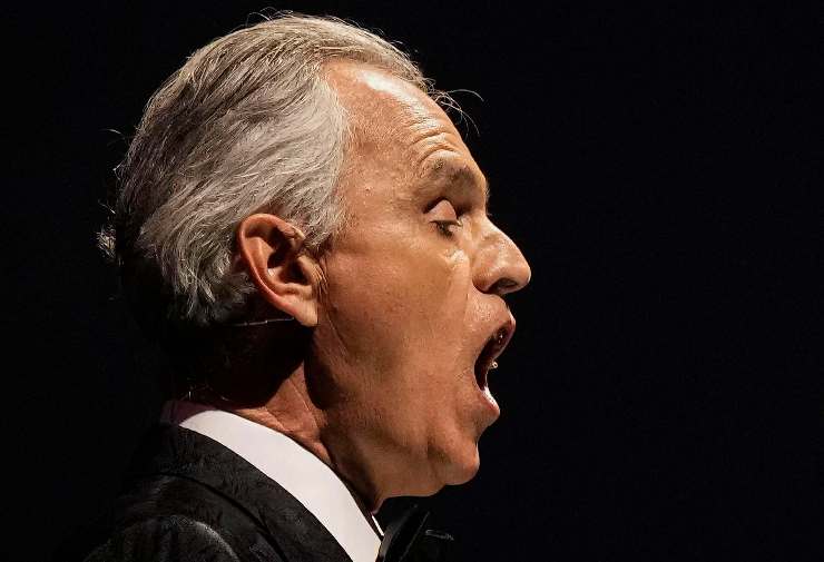 andrea bocelli canta