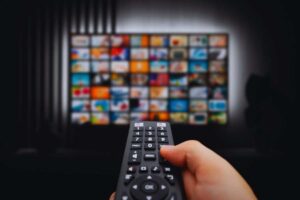telecomando indica verso la tv