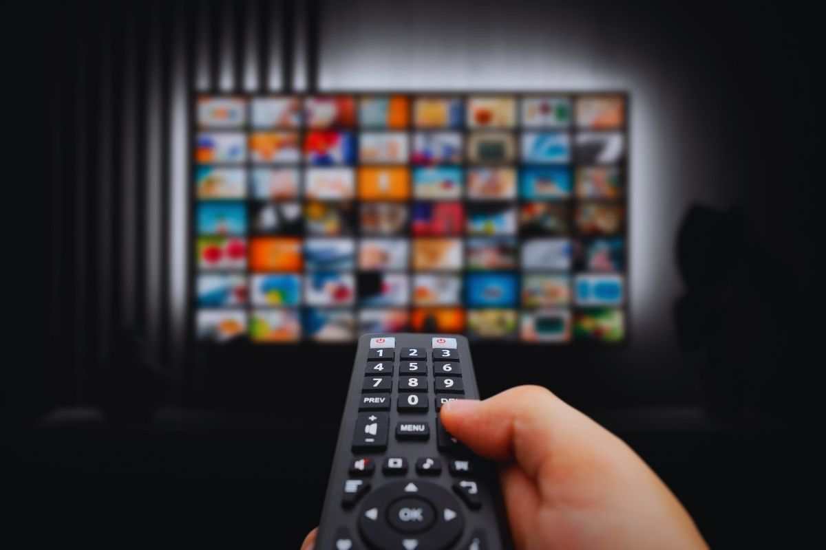 telecomando indica verso la tv