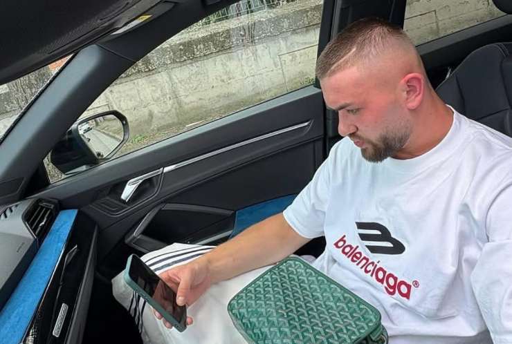 ragazzo in macchina