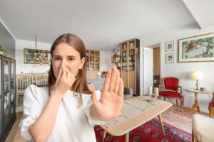 casa, donna che si tappa naso