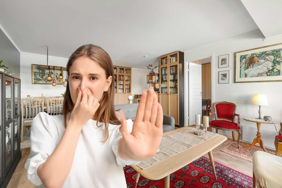 casa, donna che si tappa naso