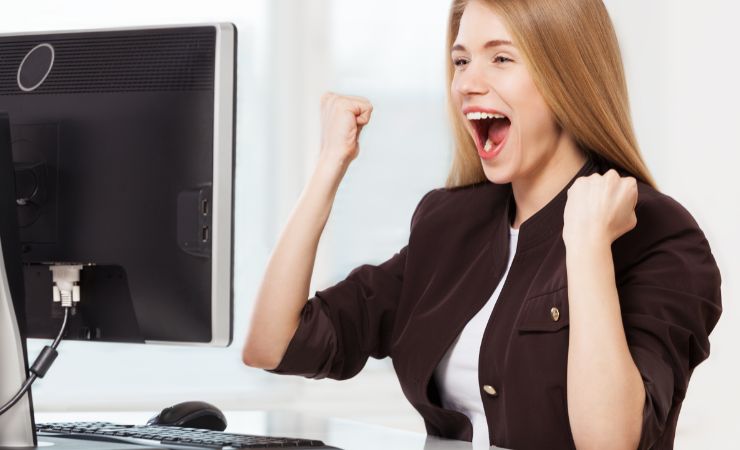 donna esulta al pc 