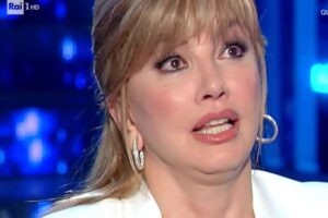 milly carlucci con la faccia preoccupata