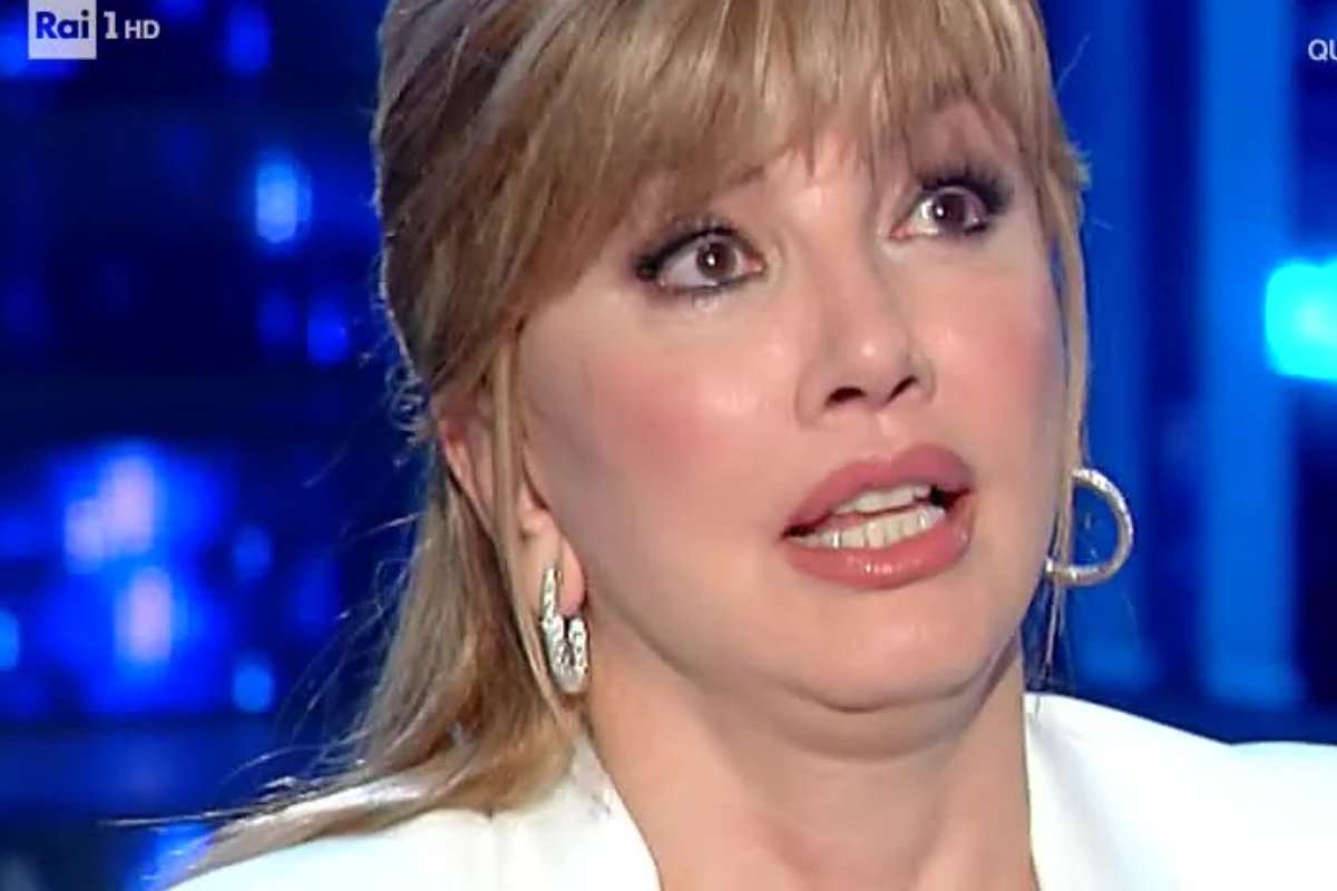 milly carlucci con la faccia preoccupata