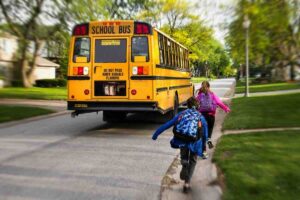 Bus, bambini corrono