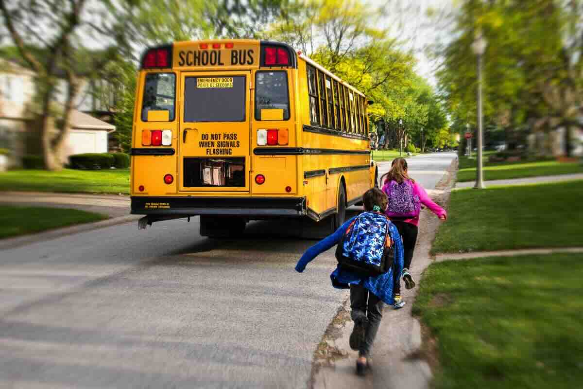 Bus, bambini corrono