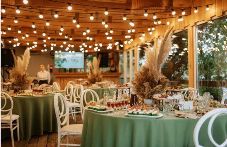 ristorante apparecchiato per il banchetto di nozze