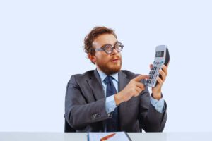 uomo fa conteggio con una calcolatrice