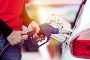 uomo mette la benzina